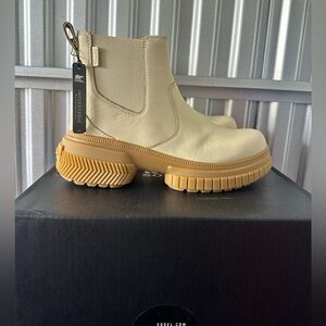 Ona Ave Waterproof Chelsea Boot Size 10W- Honey White Gum 16